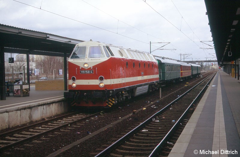 Bild: 119 158 (Museumslok) erreicht mit einem Sonderzug den Bahnhof Potsdam Hauptbahnhof.