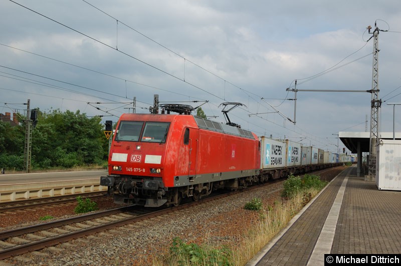 Bild: 145 075 mit einem Güterzug bei der Durchfahrt in Nauen.