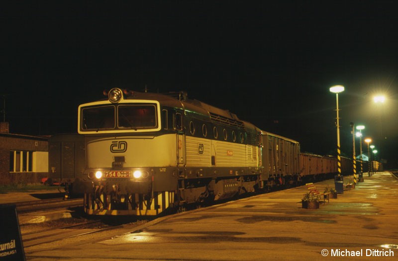 Bild: Nachts in Kyjov: 754 008 mit einem Güterzug am 12.07.2004.