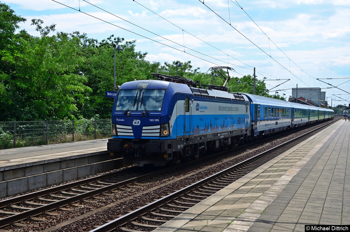 Bild: 193 295 als EC 174 auf dem Weg nach Hamburg-Altona bei der Durchfahrt in Lichterfelde Ost.