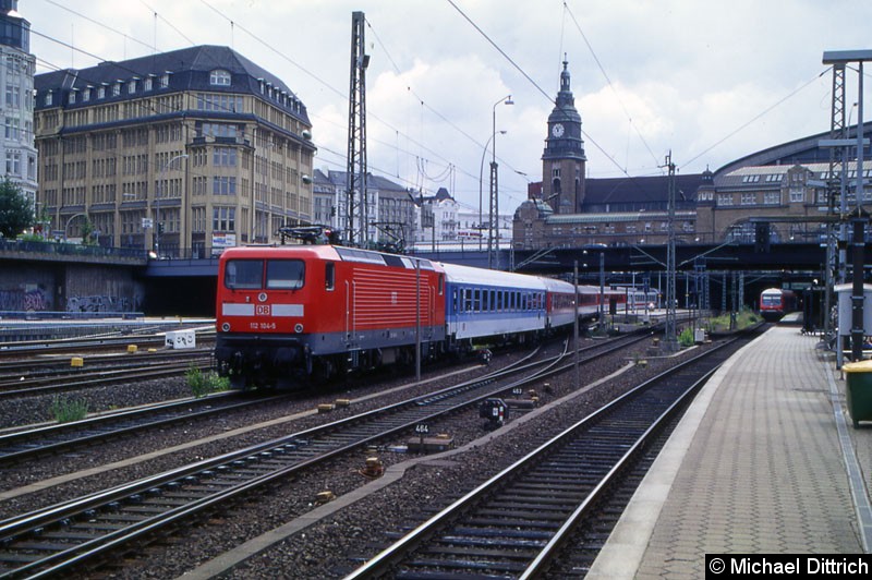 Bild: 112 104 mit einem IC in Hamburg Hauptbahnhof auf dem Weg Richtung Altona.
