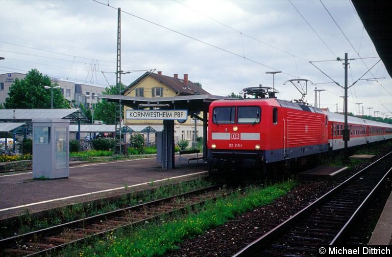 Bild: Ein seltener Gast ist 112 115 in Kornwestheim Pbf., als diese den Autozug dort abholte.