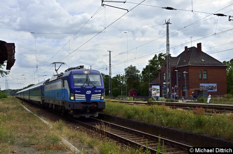 Bild: 193 398 durchfährt hier mit dem EC 378 den Bahnhof Zossen.