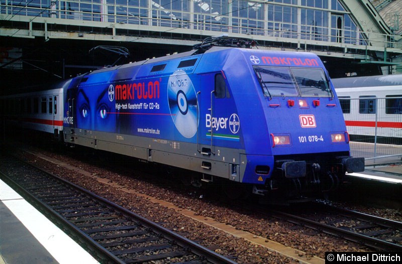 Bild: Die 101 078 als eine der Makrolon Loks der Bayer AG. 
Hier ist sie in Berlin Ostbahnhof.