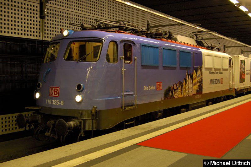 Bild: 110 325 mit Werbung für AMEROPA in Berlin Hauptbahnhof.