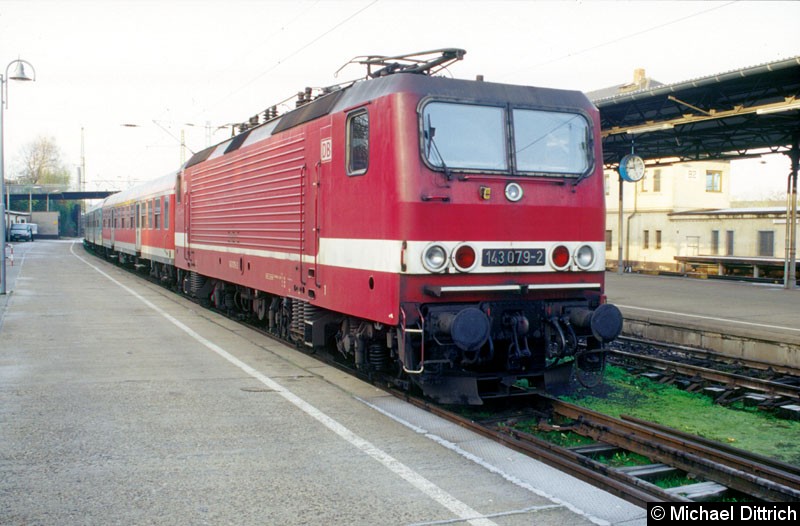 Bild: 143 079 abgestellt in Riesa am Bahnsteig um nach Chemnitz Hbf. fahren zu können.