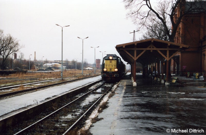 Bild: ... es fahren wirklich Züge auf diesem Gleis. 
Hier die SP 32-025 bei der Einfahrt in Kamienna Góra.
