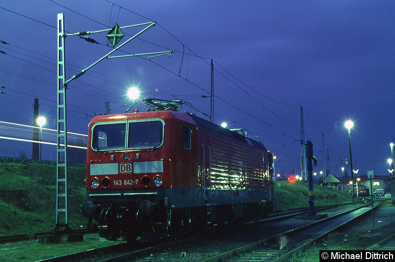 Bild: 143 642 war keine zwei Stunden im Bw Lichtenberg angekommen, als ich sie in blauer Stunde aufgenommen habe.