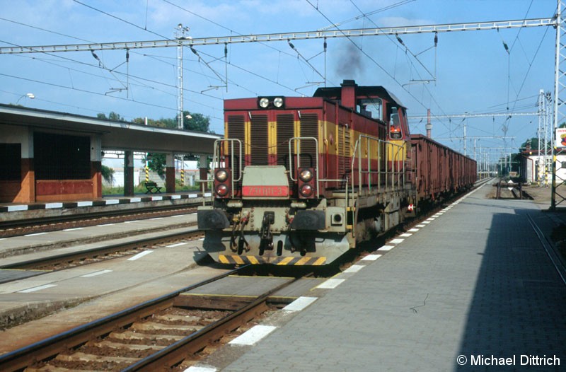 Bild: 731 011 macht sich mit ein paar Güterwagen auf den Weg.