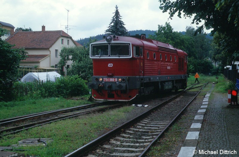 Bild: Auch die 754 066 ist ganz in rot, als sie hier in Luhacovice rangiert.