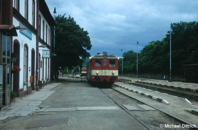 Bild: 830 159 beim Umsetzen in Moravske Branince.