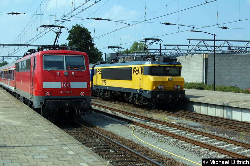 Bild: 111 120 (DB Regio) fährt in Venlo an der 1779 (NS) vorbei.