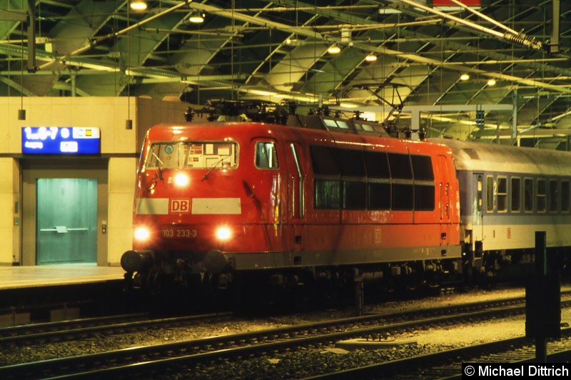 Bild: Mit dem IR 2345 trifft die 103 233 in Berlin Ostbahnhof ein.