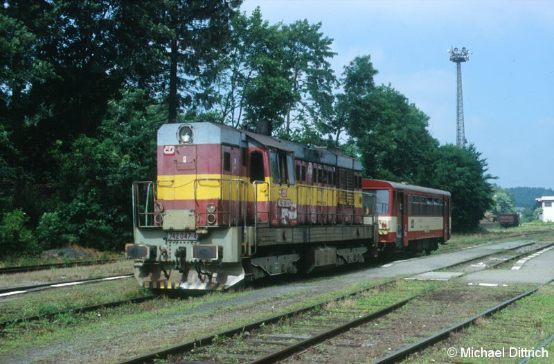 Bild: 742 047 an einem Beiwagen der Baureihe 010 in Humpolec a zpet.