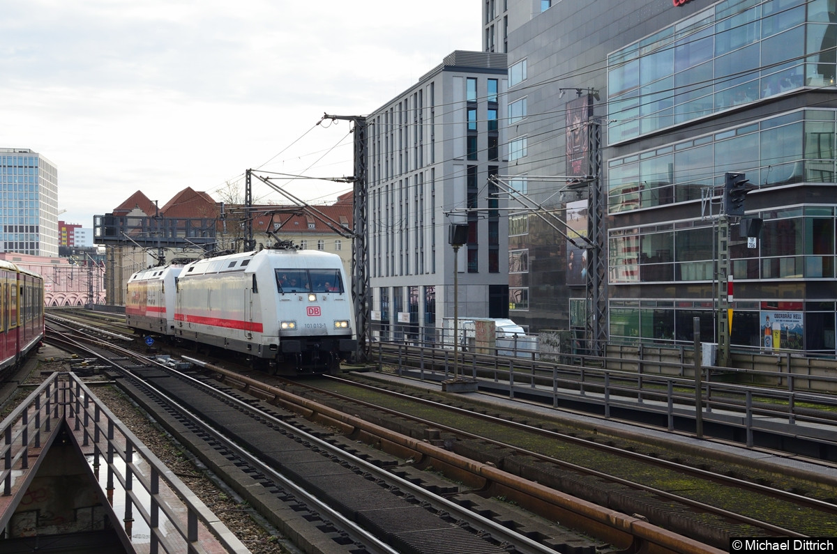 Bild: 101 013 und 101 110 auf der Berliner Stadtbahn auf dem Weg in Richtung Berlin Hbf. kurz vor dem Bahnhof Alexanderplatz.