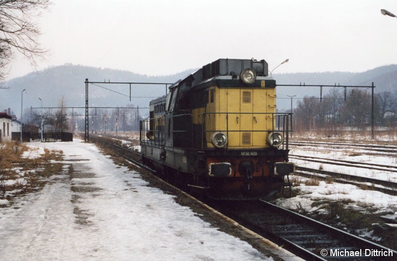 Bild: SP 32-025 auf dem Weg zu ihrem Zug.
Steuerwagen sind in Polen ein Fremdwort.