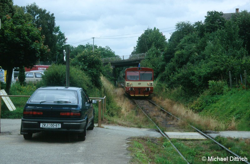 Bild: 810 124 bei der Einfahrt in Velke Mezirici zastavka.