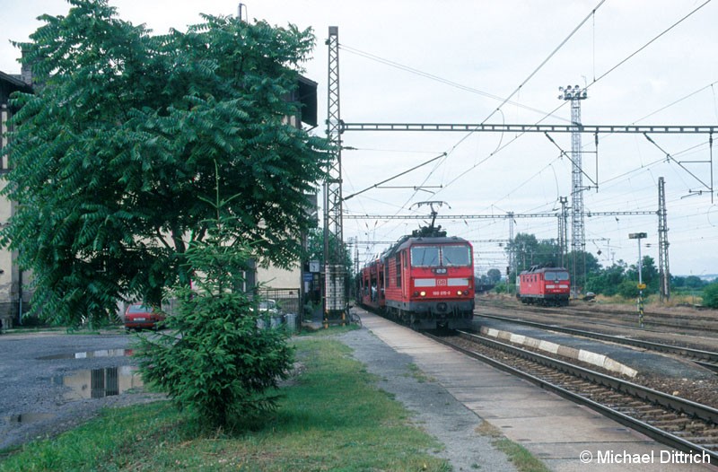 Bild: Land: Tschechien, Ort: Vsetaty, Loks: Baureihe 180 der DB AG. In Vsetaty kamen einige Loks der DB AG (Railion) vorbei. Hier die 180 015 am Güterzug, im Hintergund steht die 180 008.