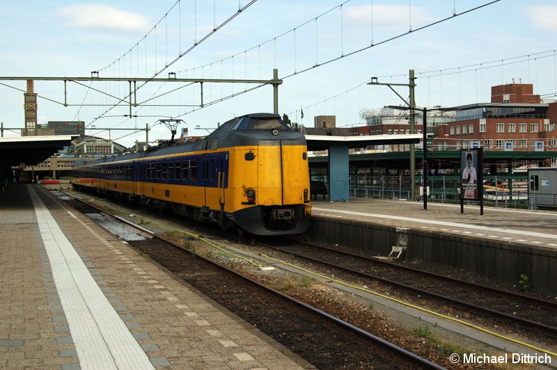 Bild: 4238 wartet in Enschede auf seinen nächsten Einsatz. 
Bis dahin heißt es: Niet instappen.