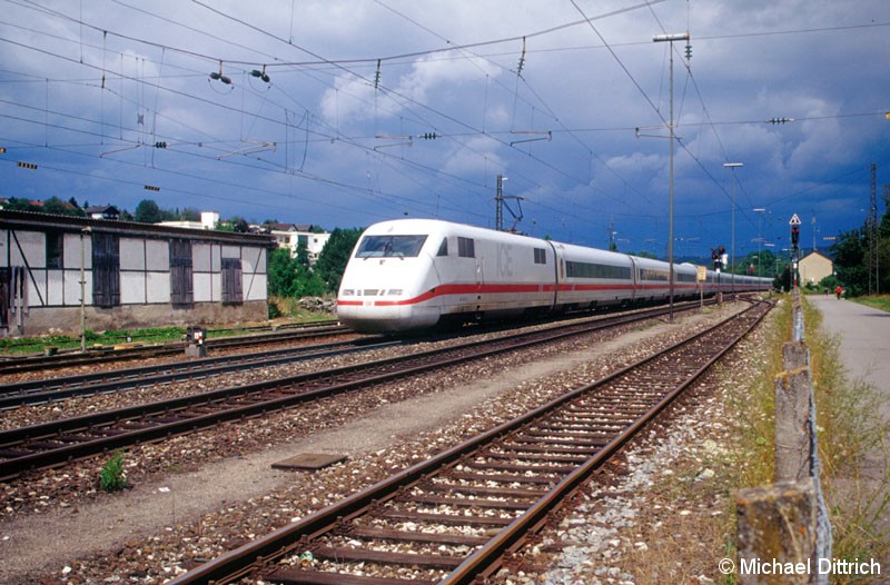 Bild: Auf der Flucht vor dem Regen: 401 555 bei der Durchfahrt im Bahnhof Amstetten.