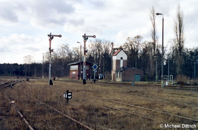 Bild: Die Ausfahrsignale des Bahnhofs Kalisz Pomorski. 
Gut zu erkennen das mechanische Rangiersignal.