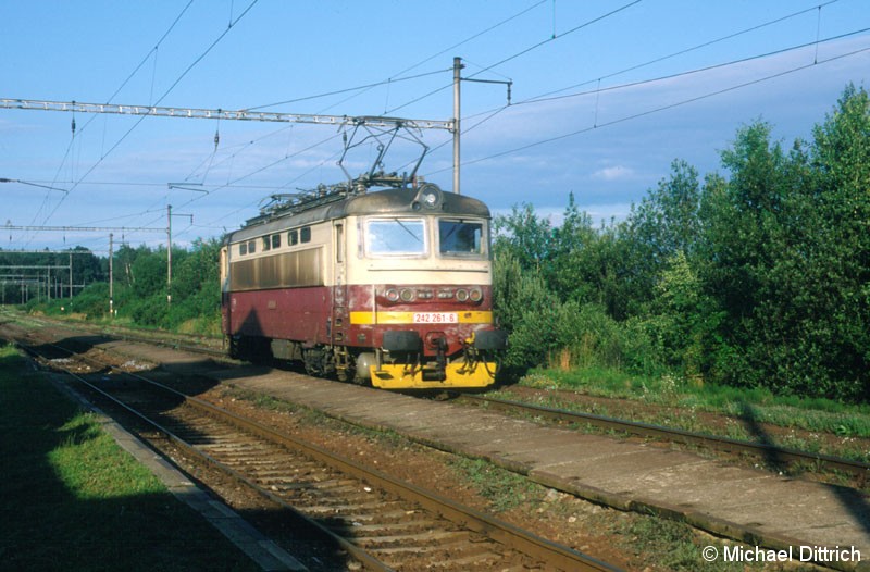 Bild: 242 261 durchfährt den Bahnhof Donjov.