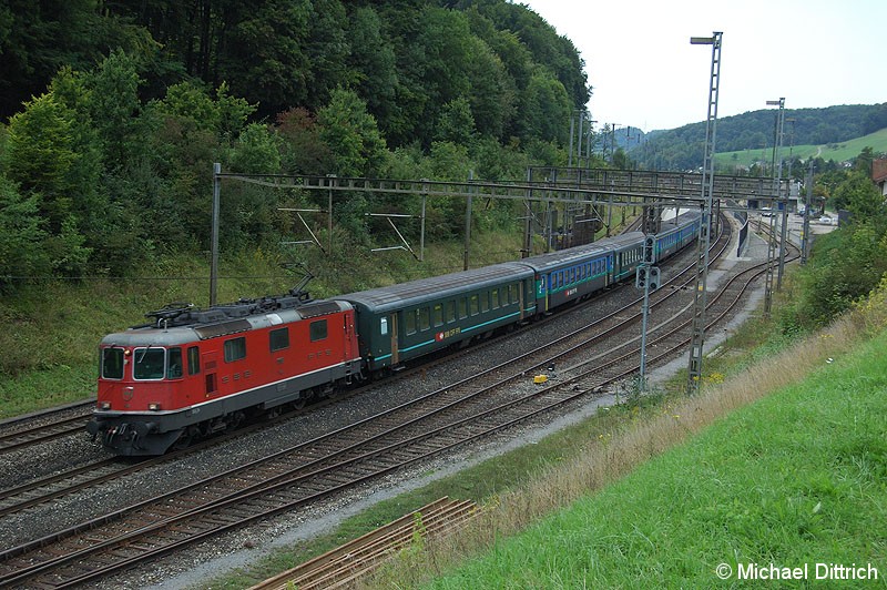 Bild: 1198 hat den Bahnhof Tecknau durchfahren