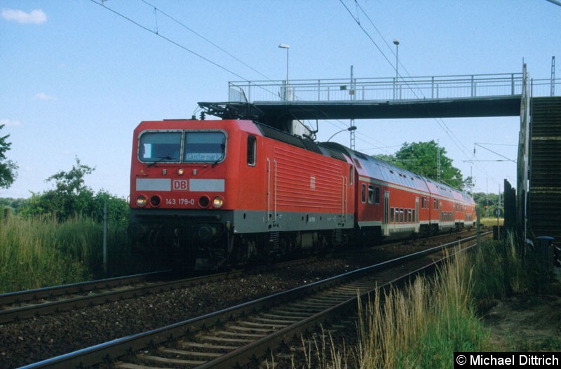 Bild: 143 179 verlässt mit ihrer Regionalbahn auf dem Weg nach Wustermark den Haltepunkt Marquardt.
