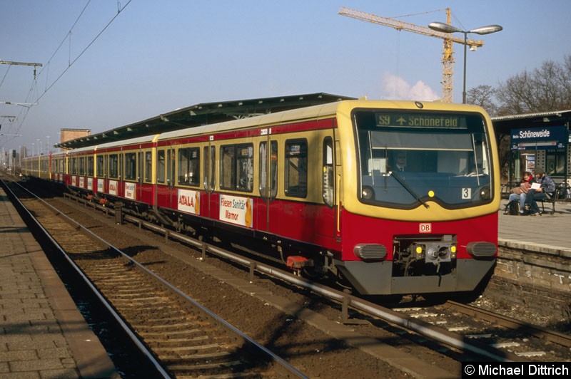 Bild: 481 225 als Linie S9 im Bahnhof Schöneweide.