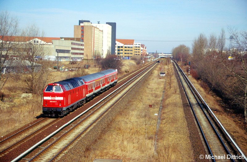 Bild: 219 043 auf dem Weg nach Tiefensee, aufgenommen von der Brücke Bitterfelder Straße.