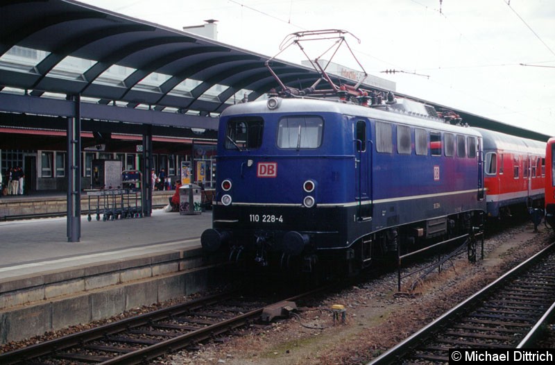 Bild: 110 228 mit einem RE nach Stuttgart in Ulm Hbf.