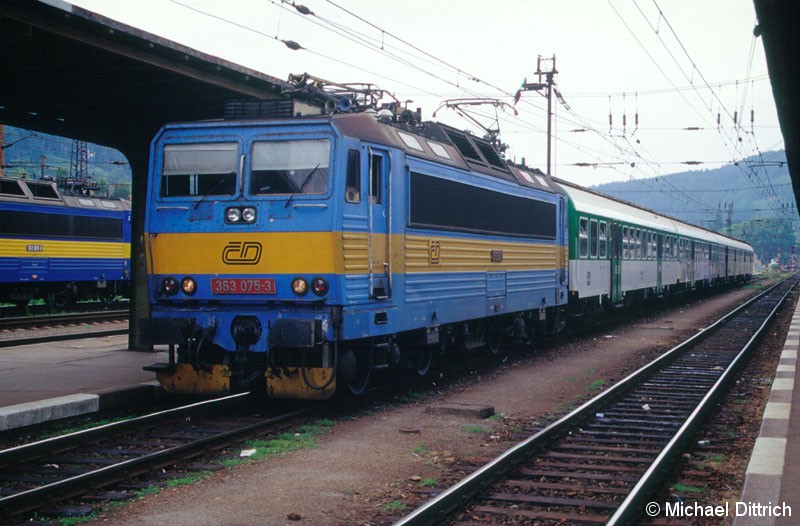 Bild: Die CD verfügen über zwei verschiedene Stromsysteme: Einem Gleichstromnetz mit 3000 V und einem Wechselstromnetz mit 25 kV und 50 Hz. 
Um in beiden Netzen fahren zu können, wurde unter anderem die Baureihe 363 beschafft. 
Hier die 363 075 mit einem Zug in Richtung Brno in Ceska Trebova.