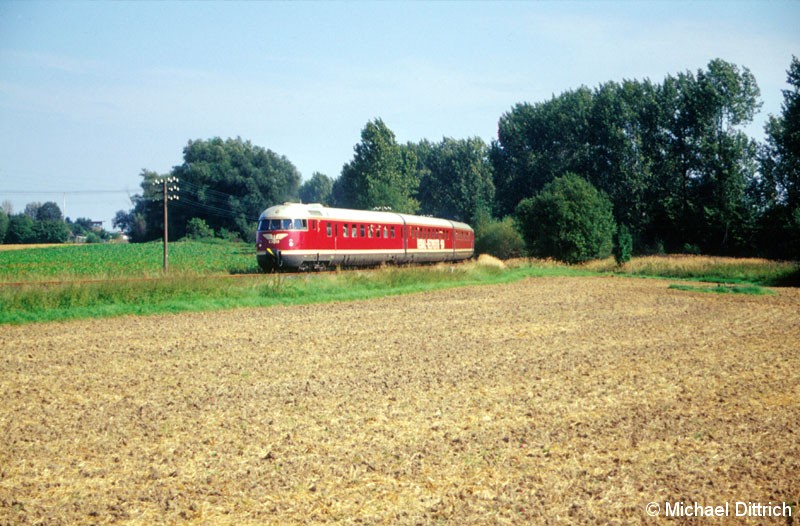 Bild: Am 8. September 2002 fuhr der VT 08 im Planeinsatz zwischen Braunschweig Hbf. und Salzgitter-Lebenstedt. Hier ist der Zug gerade Salzgitter-Drütte und Immendorf auf dem Weg nach Salzgitter-Lebenstedt.