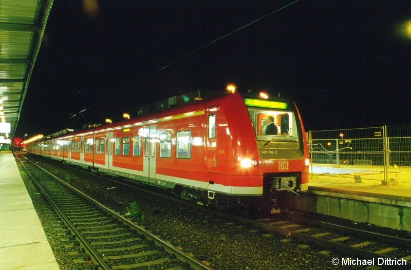 Bild: Als zusätzlicher Regionalexpress fuhr an Wochenenden ein Zug der Baureihe 425 von Magdeburg Hbf. nach Berlin Zoologischer Garten. 
Hier der 425 502.