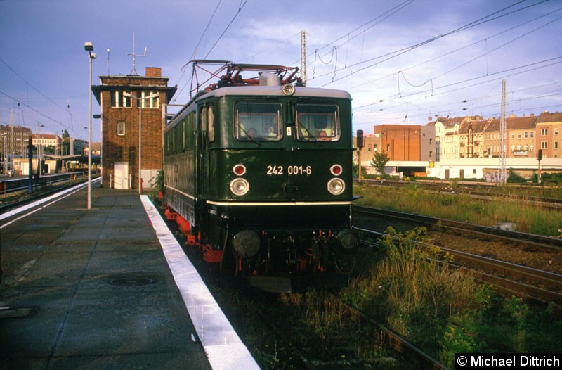 Bild: Auf ihren Sonderzug wartend, steht die 242 001 in Berlin-Lichtenberg.