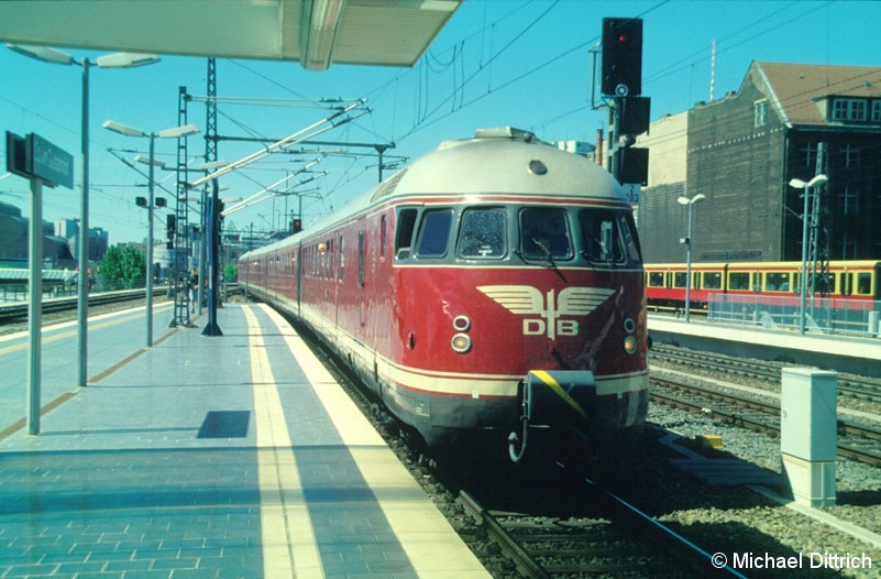 Bild: VT 08 auf der Fahrt von Hamburg nach Dresden bei der Einfahrt in Berlin-Ostbahnhof.