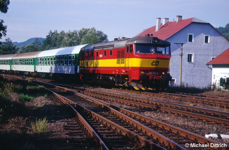 Bild: In Straz nad Ohri trafen wir die 749 102 mit dem R 647.