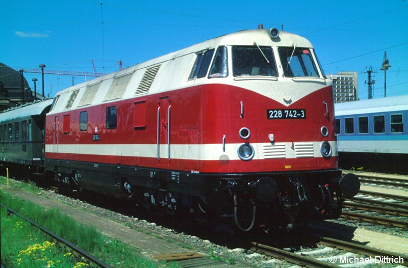 Bild: Noch einmal die 228 742 in Dresden Hbf.
