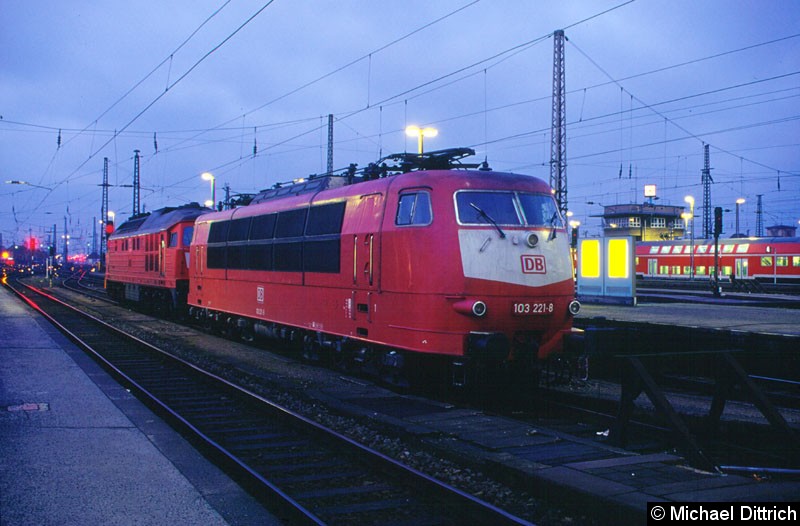 Bild: Abgestellt in Leipzig Hauptbahnhof steht die 103 221 und wartet auf Arbeit.
Während des wartens knipste ich sie mal schnell in blauer Stunde :-)