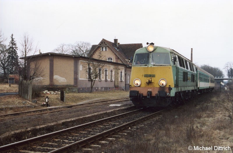 Bild: Ein letztes Bild der SU 45-255 am Os 55233 in Nowogród Bobr.