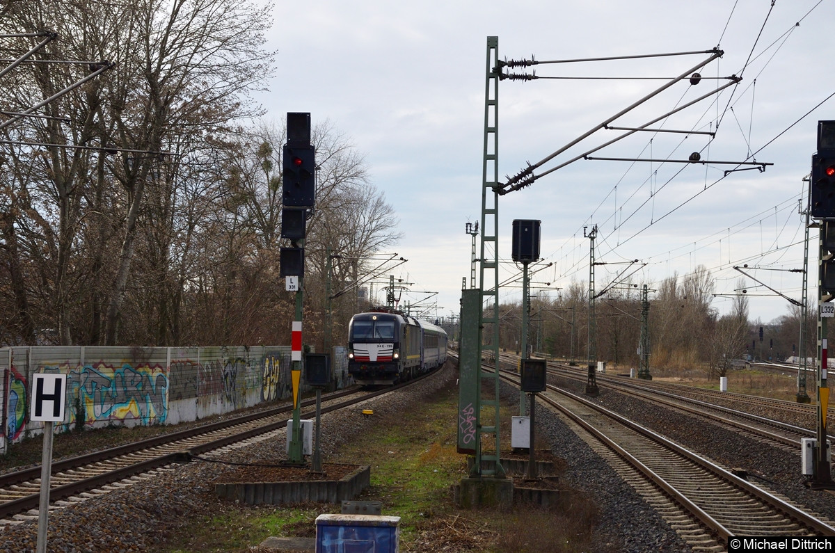 Bild: 193 795 mit einem EC auf dem Weg in Richtung Warschau. Hie kurz vor dem Bahnhof Charlottenburg.