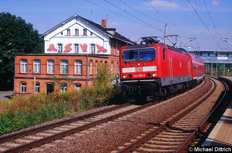 Bild: 143 006 mit einem RE auf dem Weg in Chemnitz Hbf. 
Hier bei der Durchfahrt in Chemnitz-Hilbersdorf.