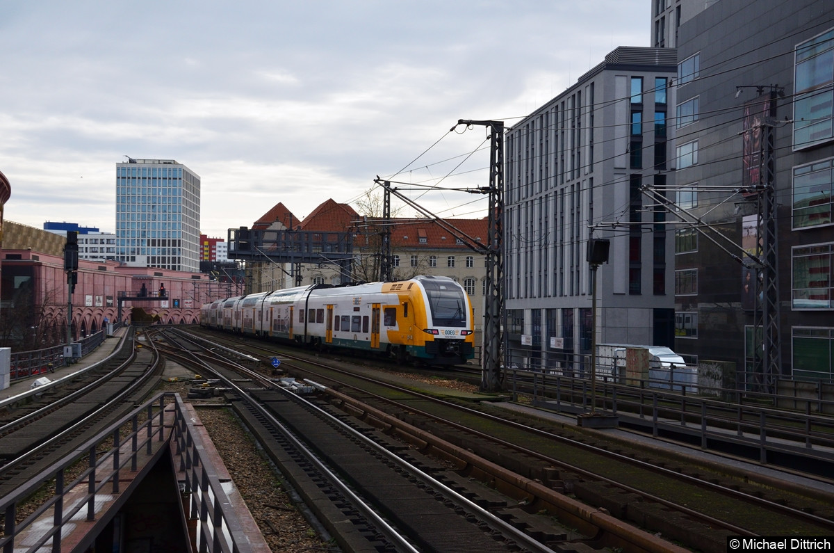 3462 003 als RE1 auf dem Weg nach Frankfurt (Oder) nach dem Verlassen des Bahnhofs Alexanderplatz.