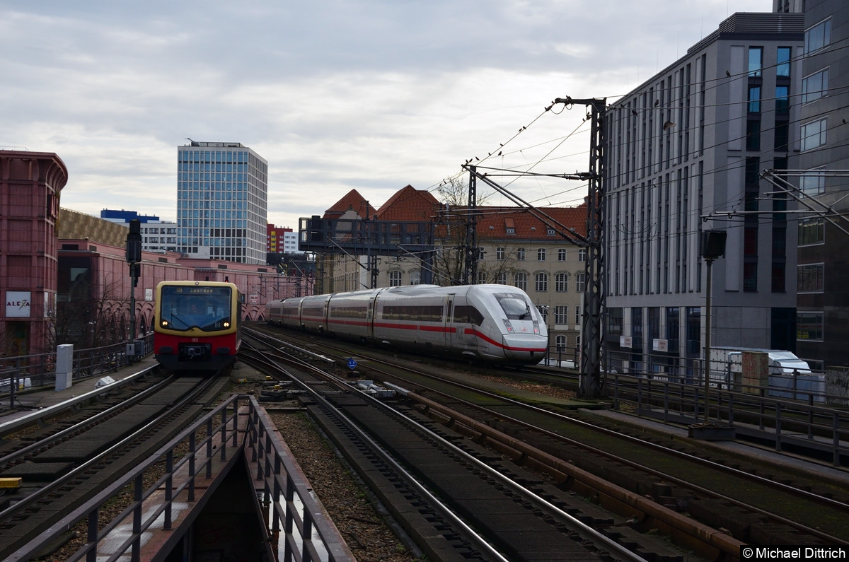 Bild: Ein ICE4 nach der Durchfahrt in Berlin Alexanderplatz auf dem Weg nach Ostbahnhof.
