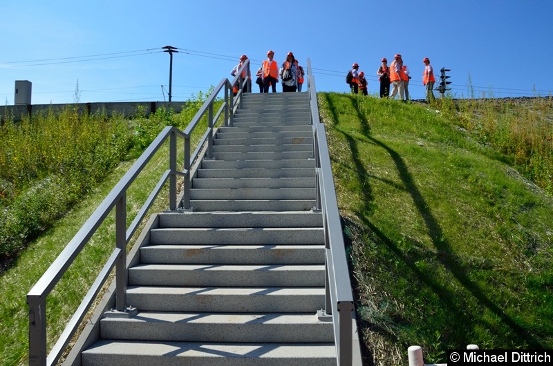 Bild: Sollte ein Zug vor oder auf der Brücke evakuiert werden müssen, so kann über diese Treppe ein Notausgang erreicht werden.