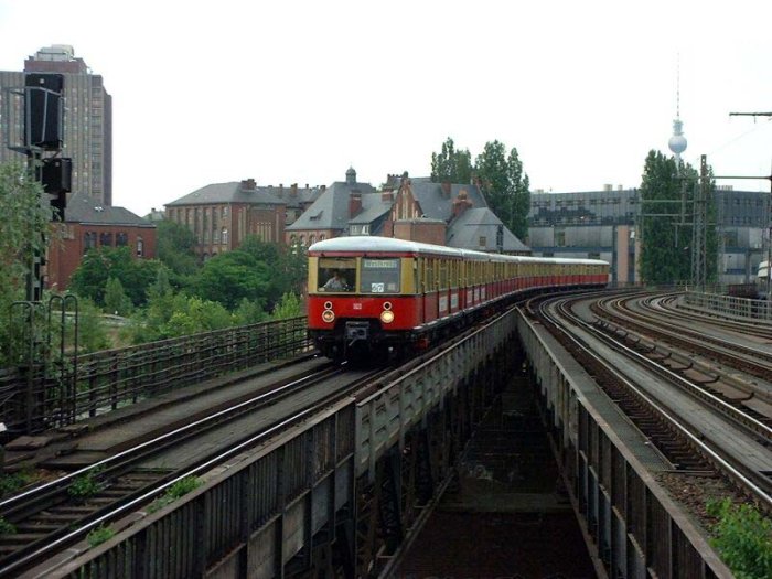 Einfahrt eines Zuges der Baureihe 477 aus Richtung Friedrichstraße.
Aufgenommen am 20.06.2002 Bild: Einfahrt eines Zuges der Baureihe 477 aus Richtung Friedrichstraße.
Aufgenommen am 20.06.2002