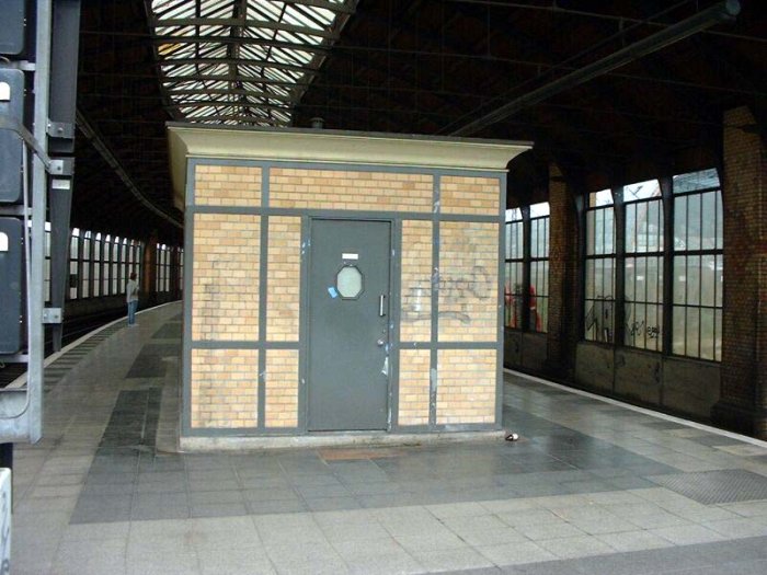 Rückseite des Aufenthaltsraumes an der Ausfahrt in Richtung Bellevue.
Aufgenommen am 21.06.2002 Bild: Rückseite des Aufenthaltsraumes an der Ausfahrt in Richtung Bellevue.
Aufgenommen am 21.06.2002
