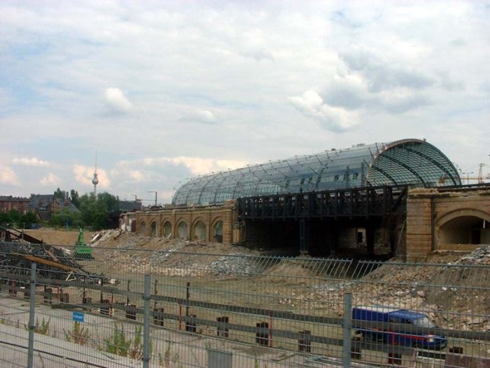 Ein Blick in Richtung Charité zeigt nur wenig Veränderung.
Aufgenommen am 12.07.2002 Bild: Ein Blick in Richtung Charité zeigt nur wenig Veränderung.
Aufgenommen am 12.07.2002