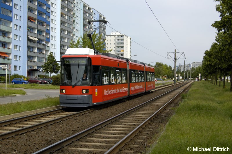 Bild: 1064 als Linie 18 vor der Haltestelle Alte Hellersdorfer Straße/Zossener Straße.