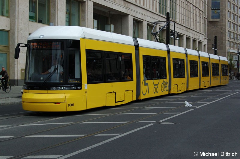 Bild: 8001 als Sonderfahrt in der Dircksenstraße.